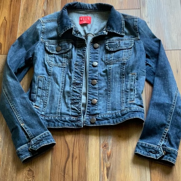 Elle Jackets & Blazers - 💖Elle denim jacket, 2 breast pocket with button closures, 2 front slit pockets